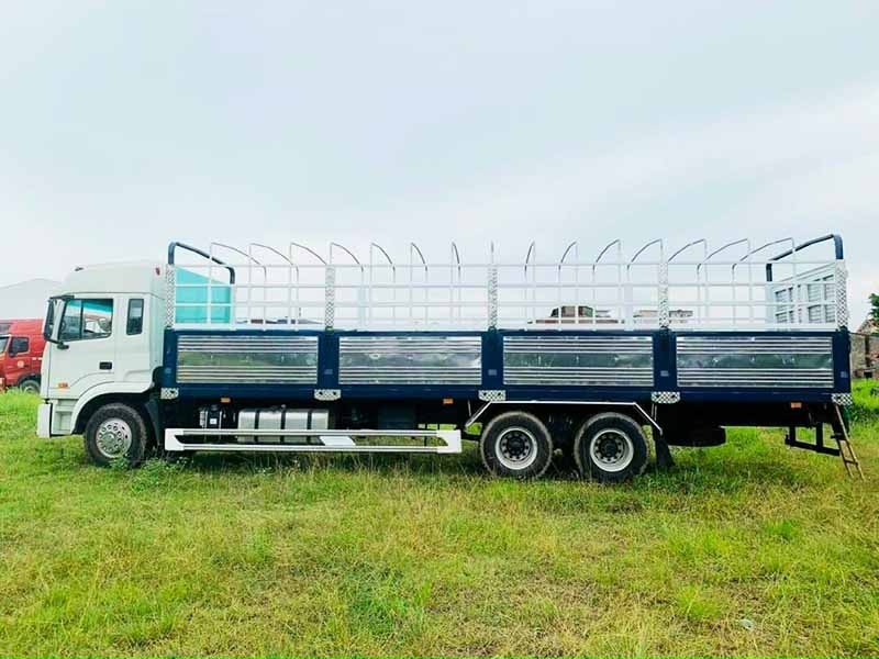 xe-tai-jac-3chan-13t6-thung-mui-bat-4