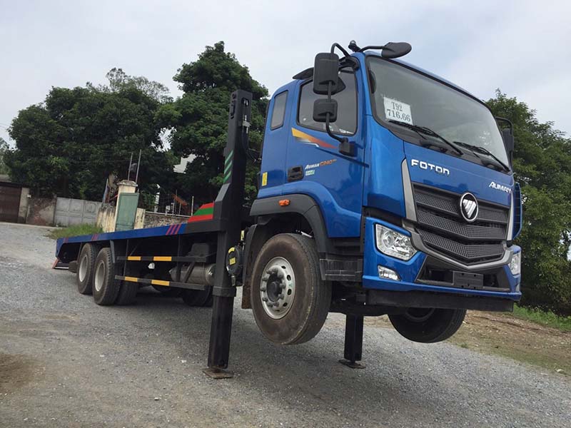 Xe nâng đầu chở xe cơ giới Thaco Auman.