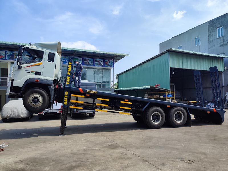 Xe nâng đầu chở xe cơ giới Thaco Auman.